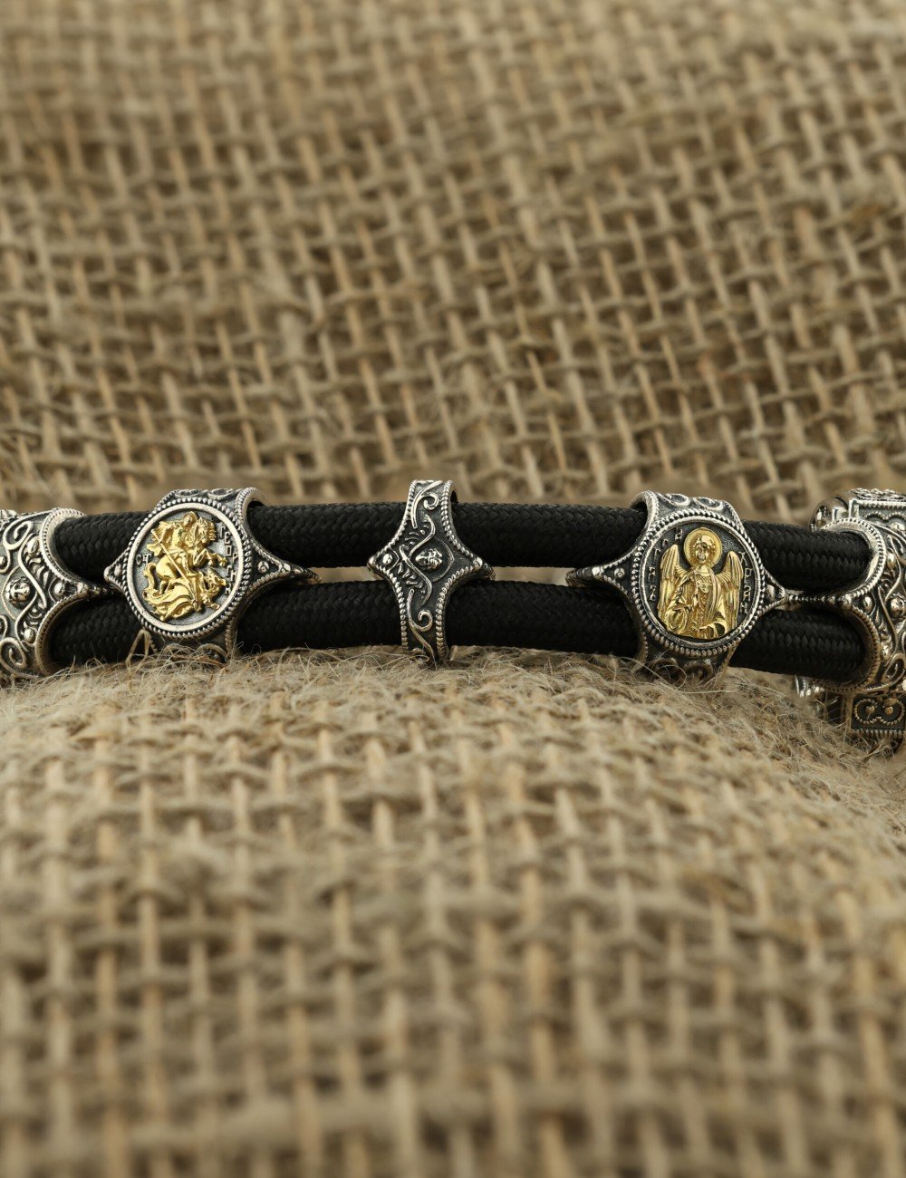 Браслет из серебра 925 пробы и золота 585 пробы c ониксом и шёлковым шнурком