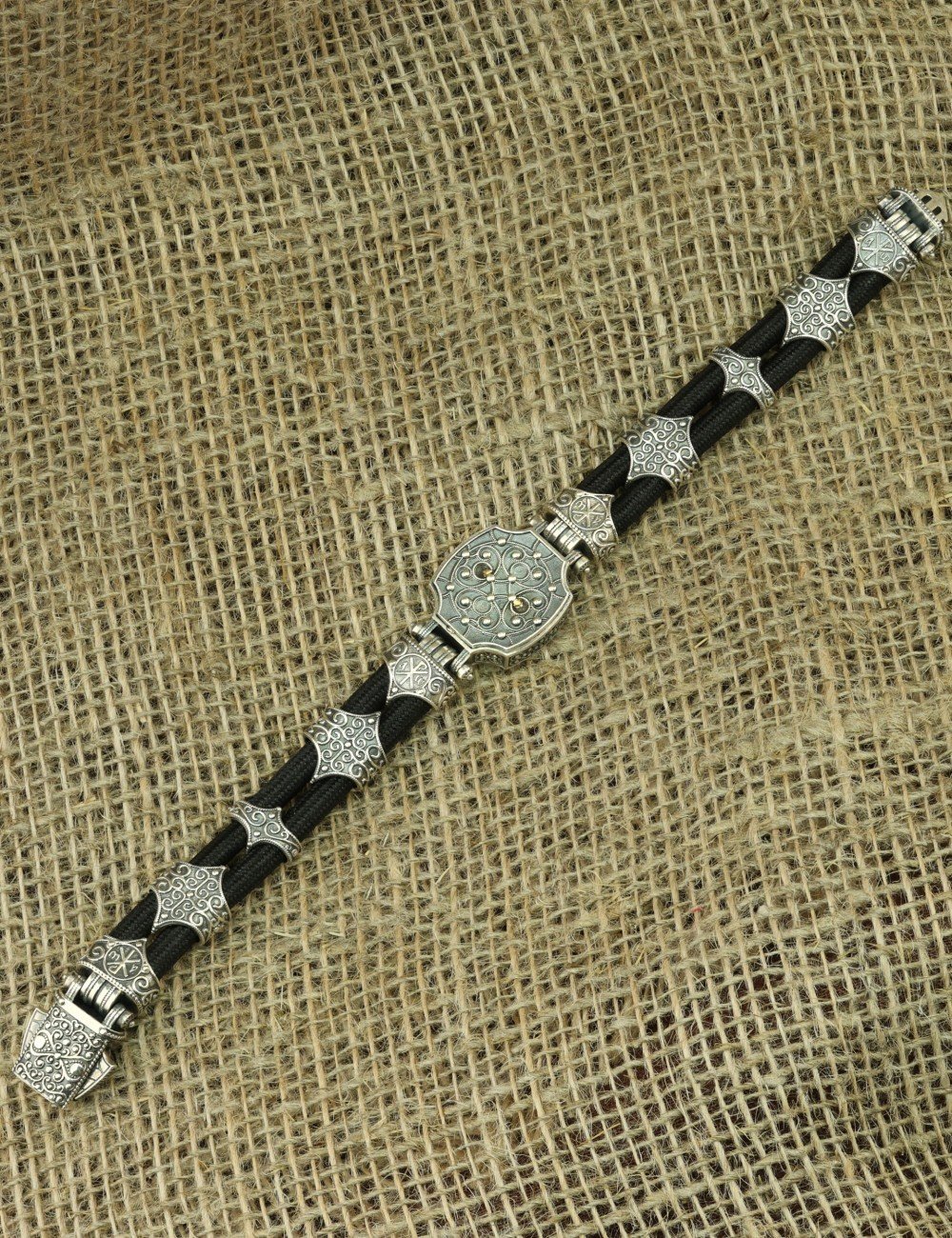 Браслет из серебра 925 пробы и золота 750 пробы c ониксом и шёлковым шнурком