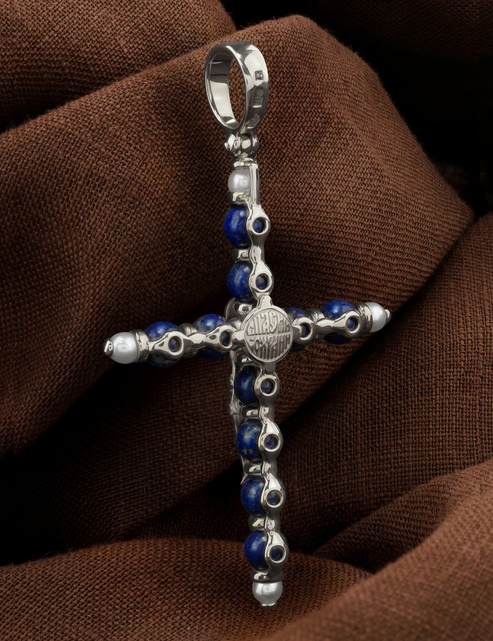 Крест из белого золота 585 пробы c жемчугом и лазуритом